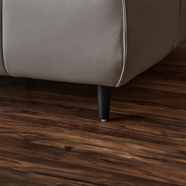 スチールの黒く細い脚が、ボリューム感のあるソファに軽やかさとシャープさを与え全体の印象引き締めます。 #SILT21 スノーホワイト（シルキーレザーテックス） #シルキーレザーテックス