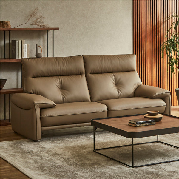 長時間座っても疲れにくい快適さを実現したソファ「グランベルツ」。 #FLT02 シャドーグレージュ（ファインレザーテックス）