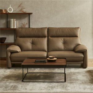 背もたれの絶妙なカーブと心地良さを追求した座面の傾斜が特徴的。 #FLT02 シャドーグレージュ（ファインレザーテックス）