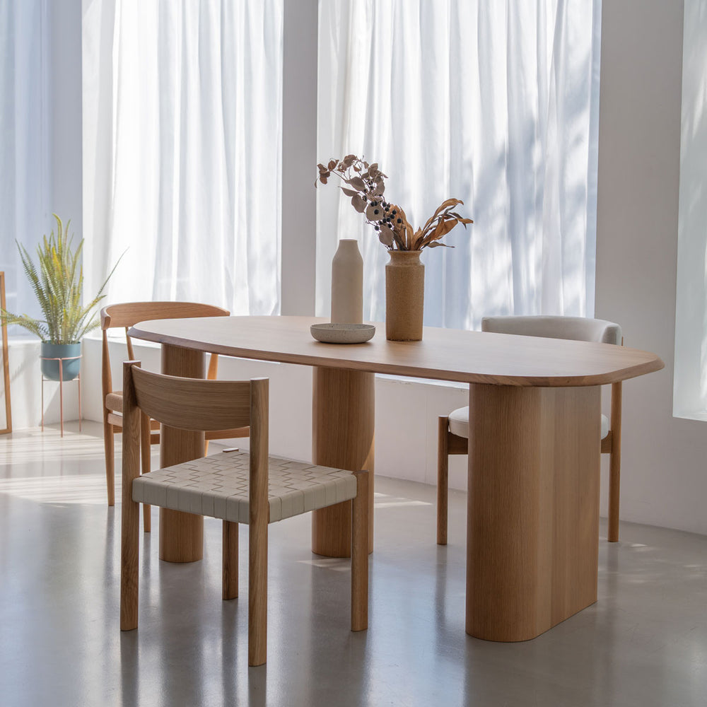 ニーブ ダイニングテーブル