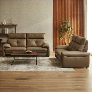 同じシリーズのソファと組み合わせることで、落ち着きのある上質なリビング空間を演出します。 #FLT02 シャドーグレージュ（ファインレザーテックス）