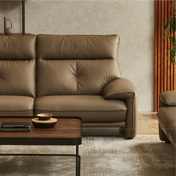 しっかりと身体を支えるハイバックデザインは、首・頭部をあずけてゆったりとくつろげます。 #FLT02 シャドーグレージュ（ファインレザーテックス）