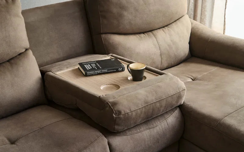 ドリンクホルダー付きのセンターテーブルを備えた商品もあります。