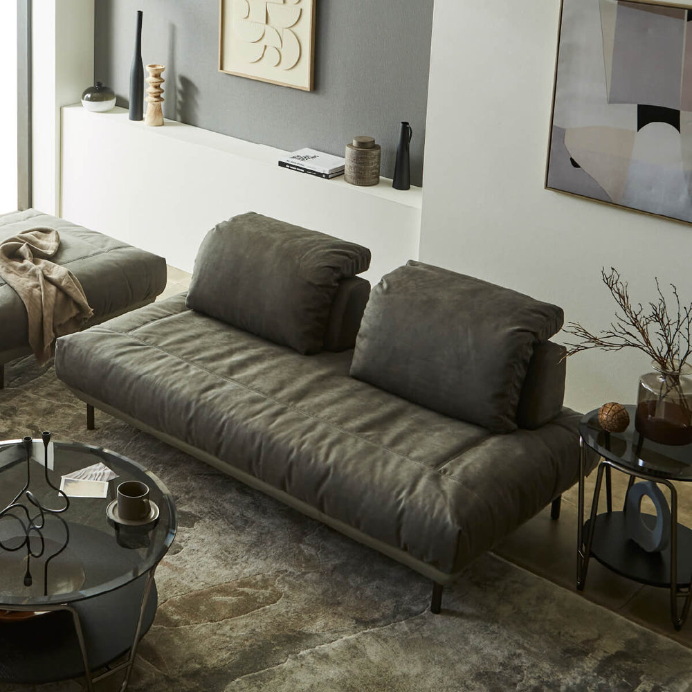 身体が包み込まれるような心地良さを実現。いつまでも座っていたくなるようなゆったりくつろげる座り心地です。