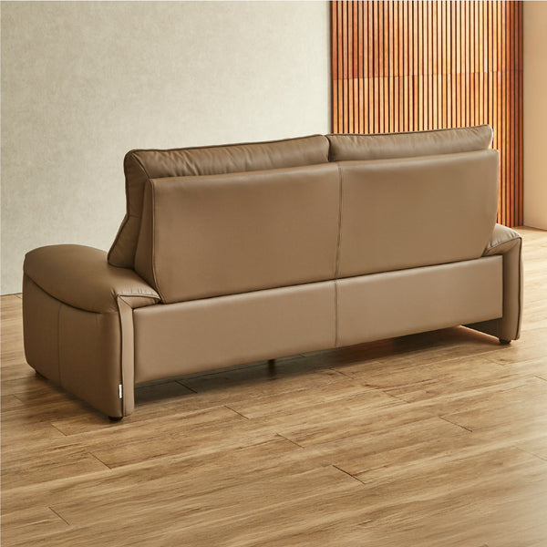 背面まで綺麗に仕上げているため、窓際だけでなくお部屋の中央にレイアウトすることも可能です。 #FLT02 シャドーグレージュ（ファインレザーテックス）